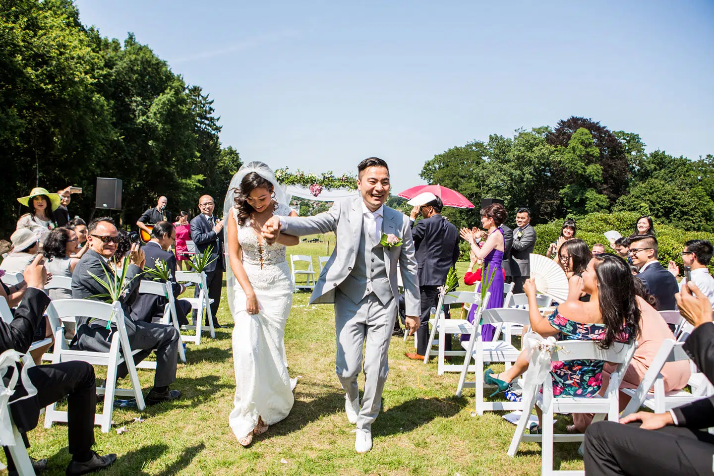 Ceremonie bruiloft bij de Wolfsberg in de tuin