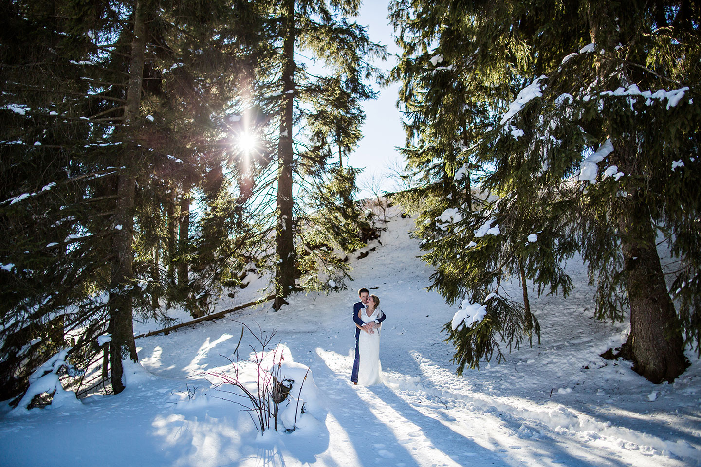 Bruiloft in de sneeuw in de bergen van Tirol, Oostenrijk
