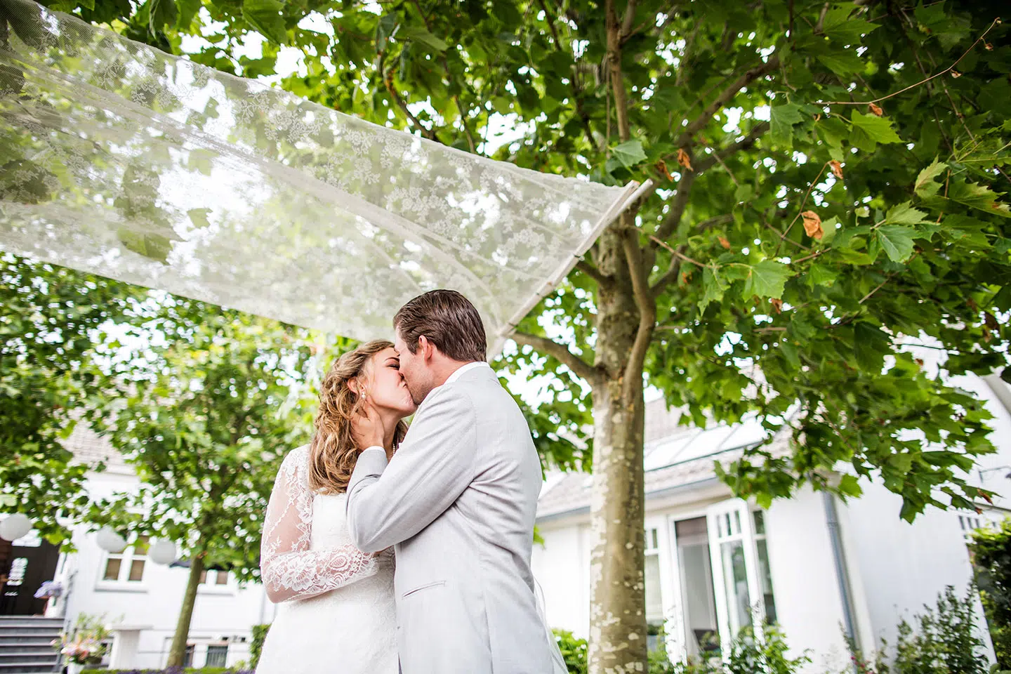 Ceremonie tijdens een bruiloft in de tuin van Villa Oldenhoff 