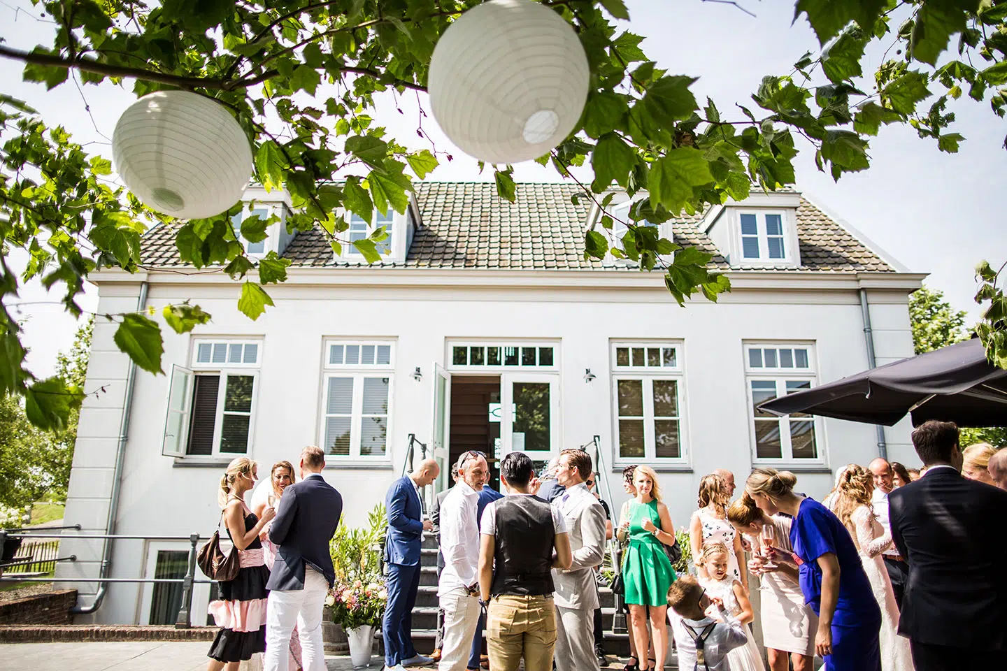 Daggasten in de tuin van Villa Oldenhoff tijdens een bruiloft