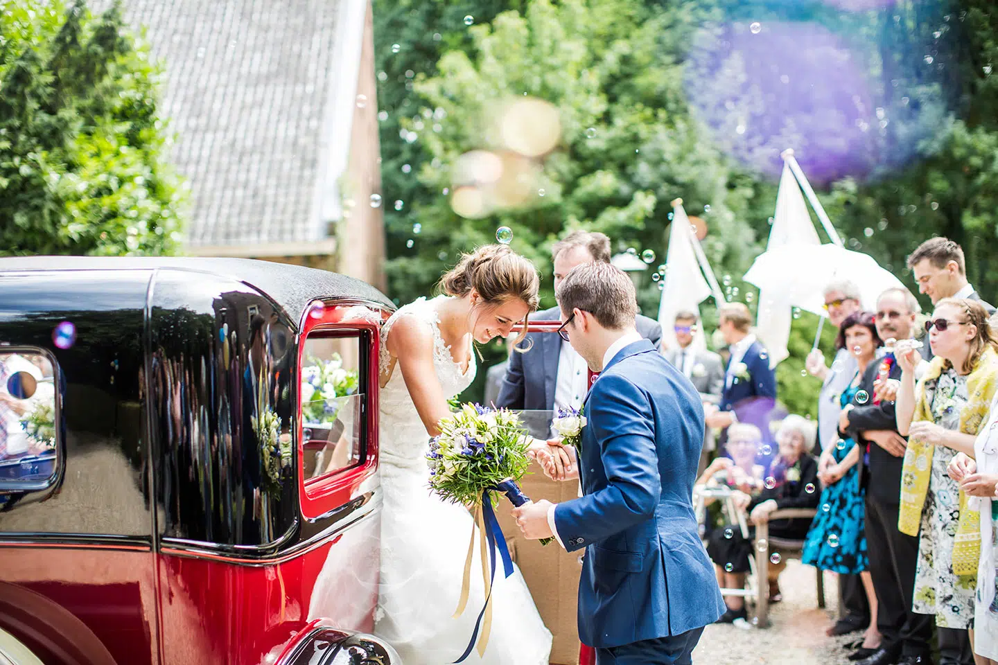 Bruidspaar komt aan bij Kasteel Wijenburg