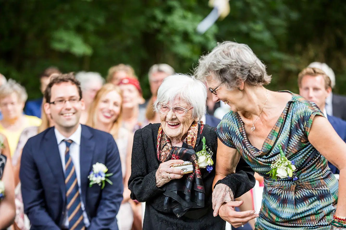 Oma en moeder van de bruid tijdens bruiloft bij Kasteel Wijenburg