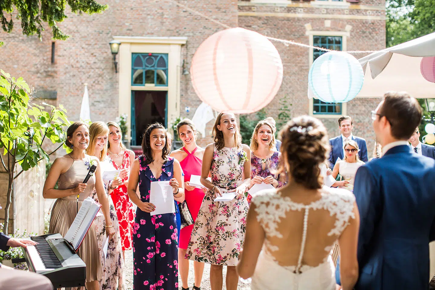 Stukjes tijdens een bruiloft bij Kasteel Wijenburg in de tuin