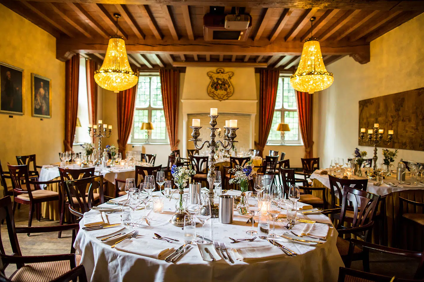 Gedekte tafels tijdens een bruiloft bij Kasteel Wijenburg