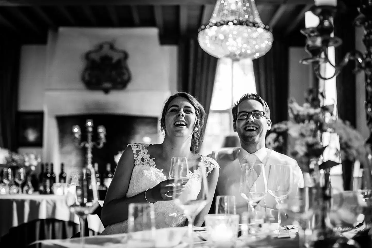 Bruidspaar tijdens diner Kasteel Wijenburg