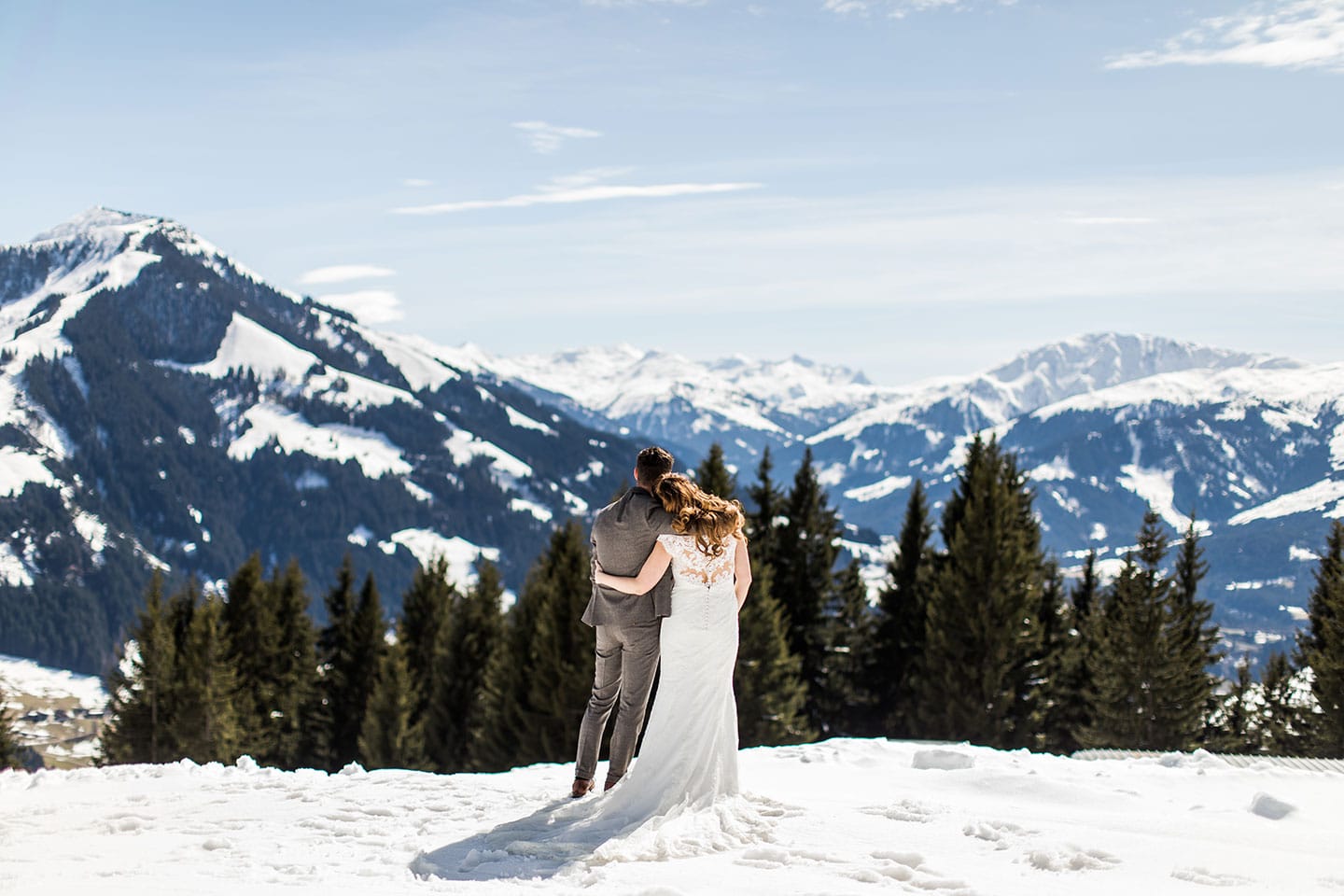 Bruidsreportage bovenop een berg in Tirol, Oostenrijk tijdens een bruiloft