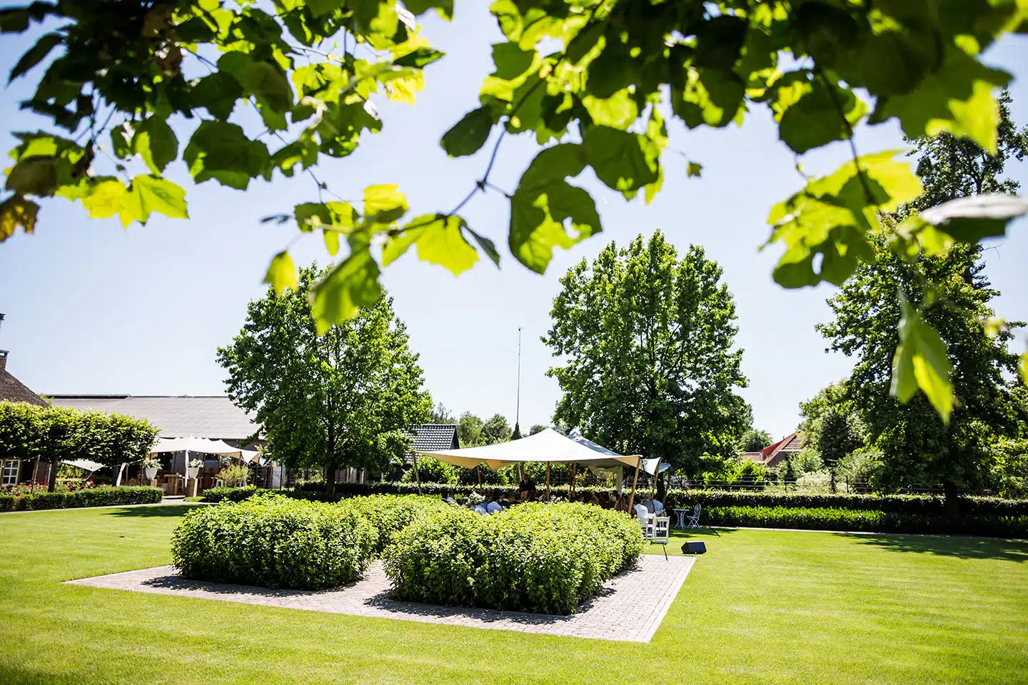 Bruiloft in eigen tuin met safari tent