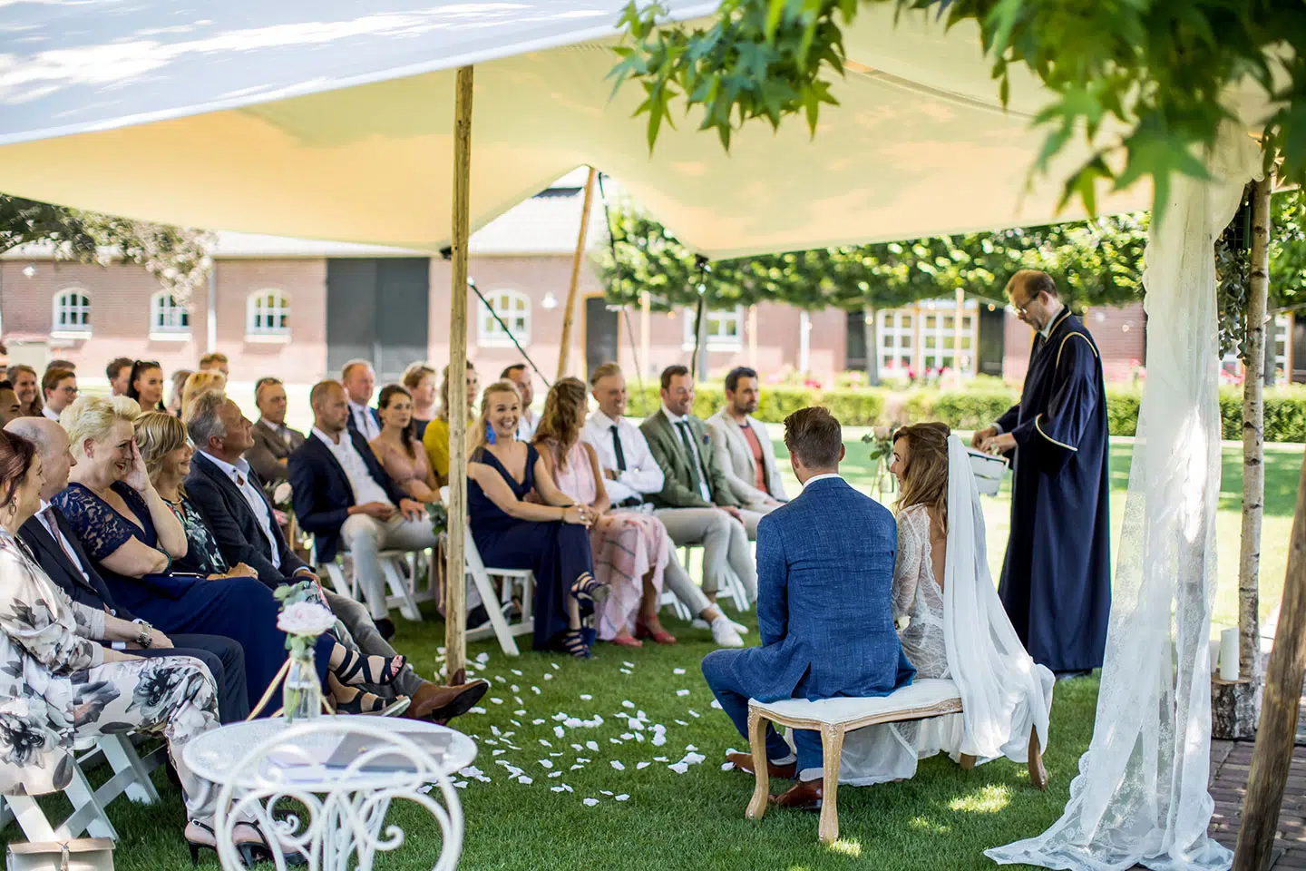 Bruidsfotograaf trouwen in eigen tuin