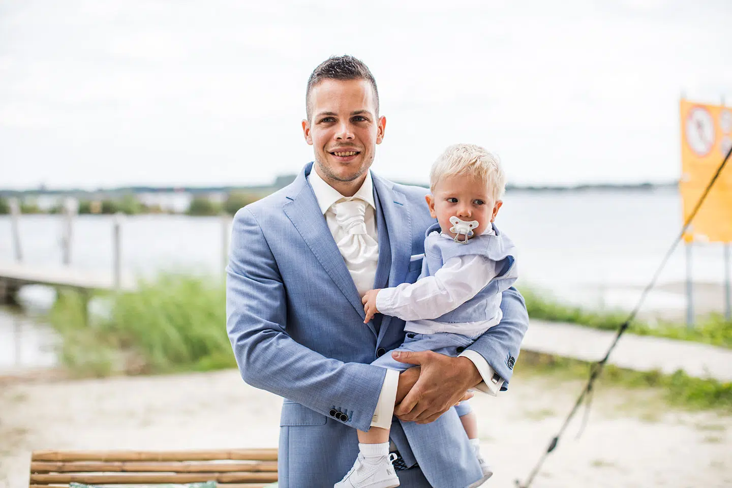 Buiten trouwen op het strans bij Kaap Flevo