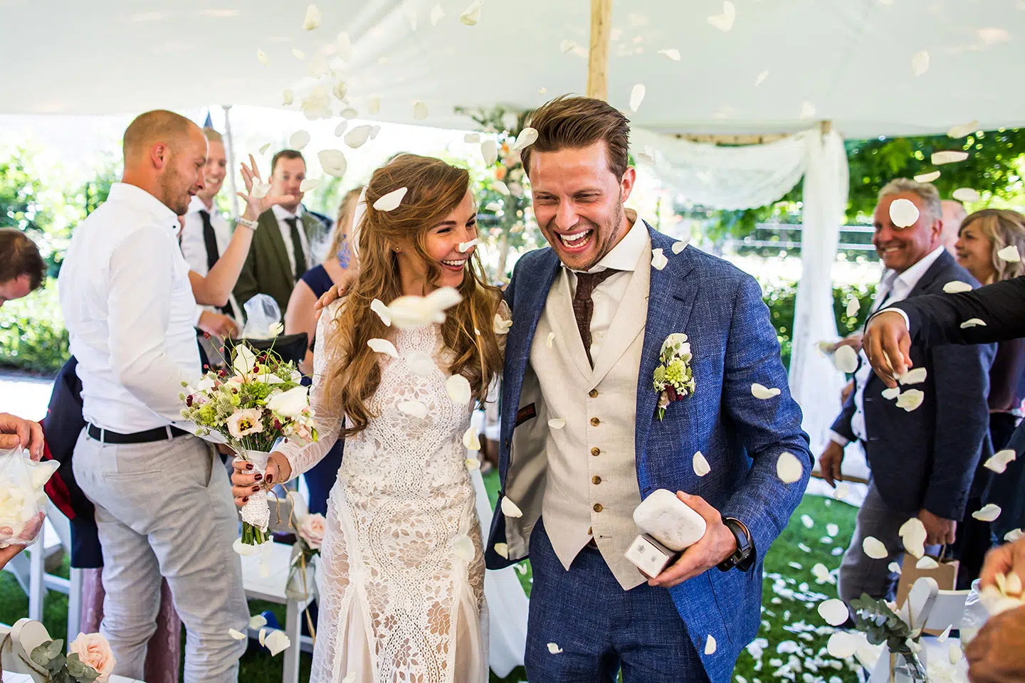 Ceremonie thuis trouwen in de tuin