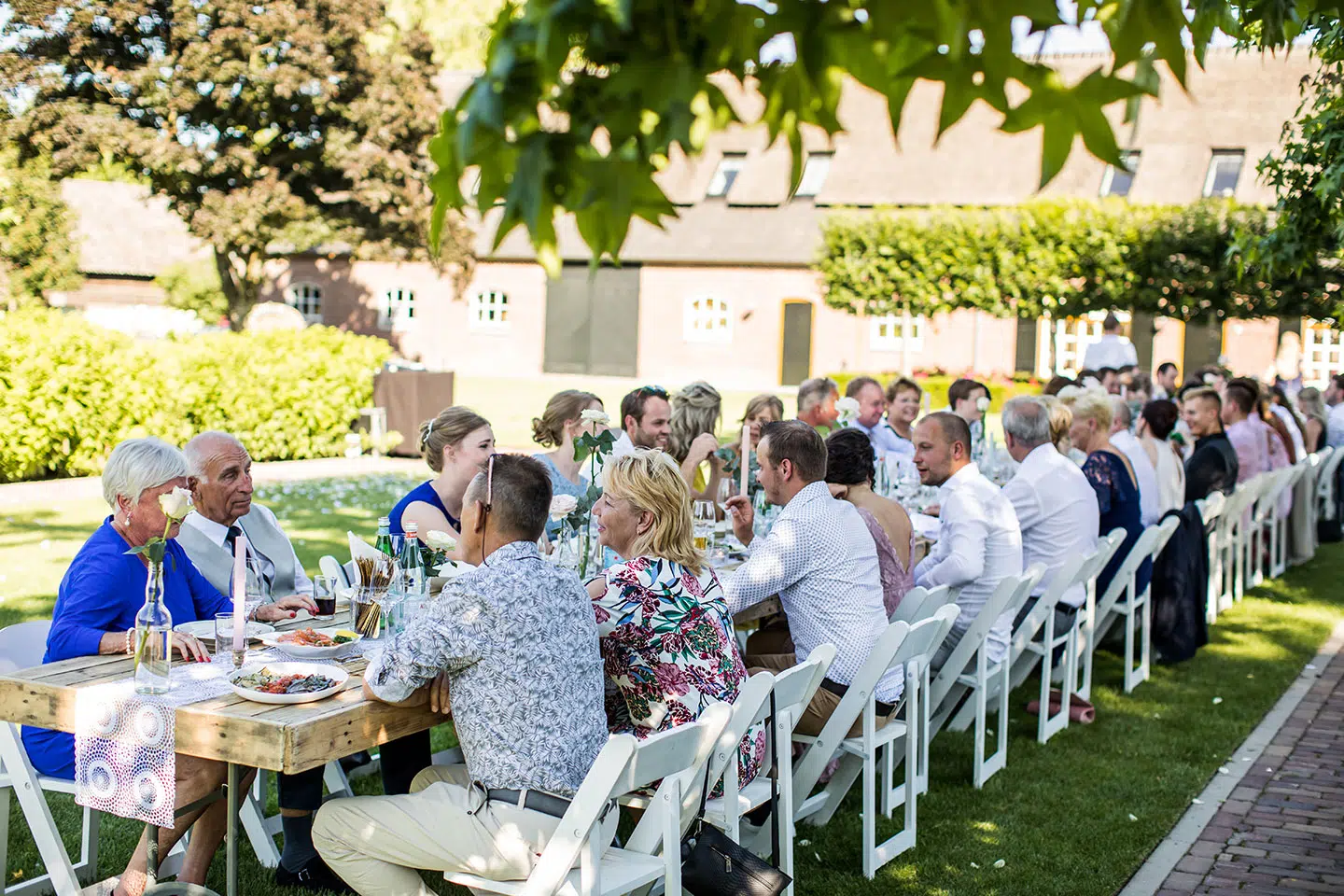 Bruidsdiner gasten bruiloft in tuin