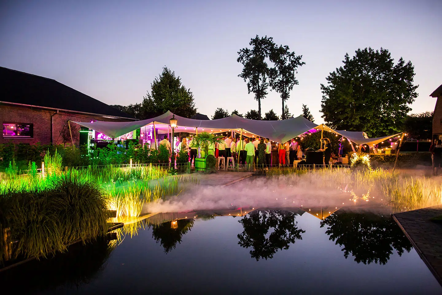 Safari tent in de tuin bruiloft thuis