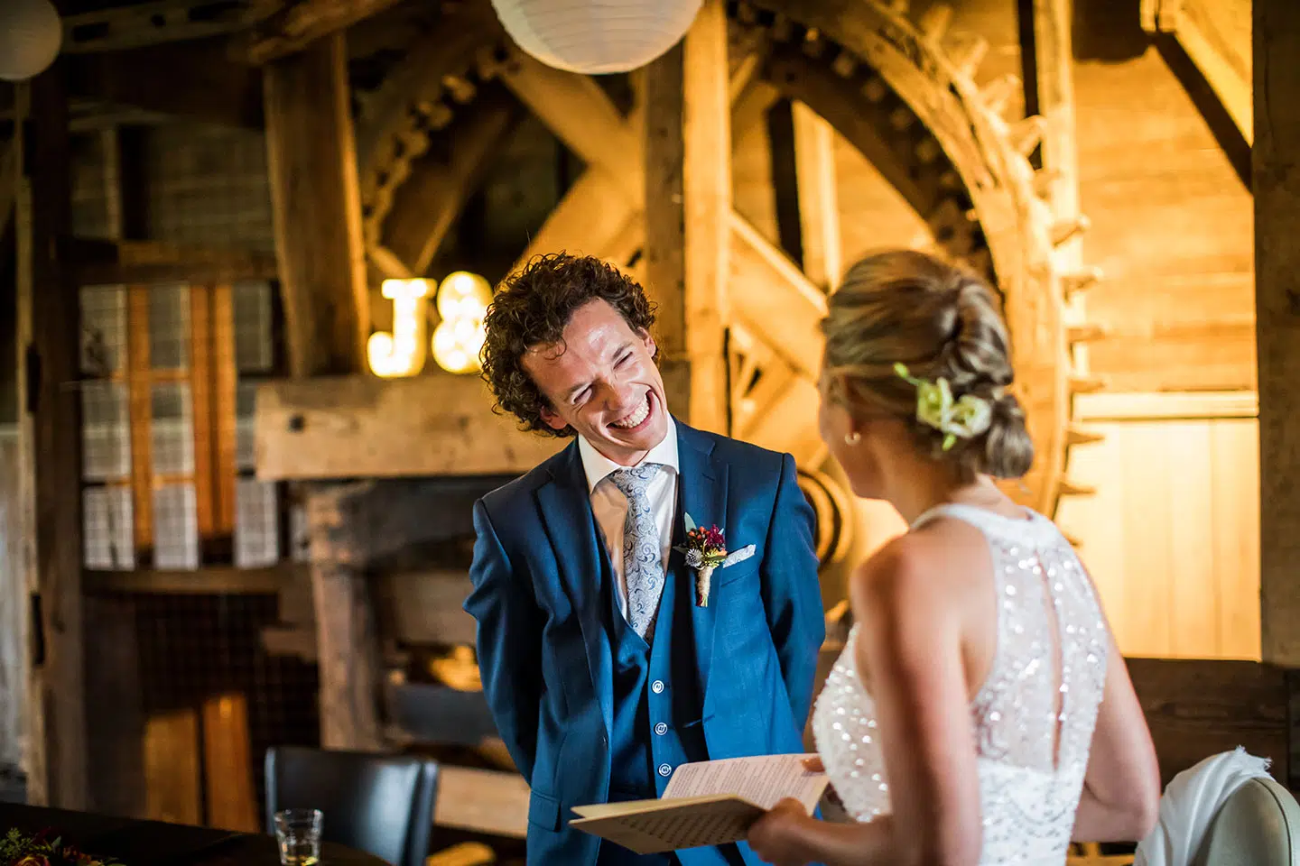 Bruidspaar tijdens de ceremonie van hun huwelijk bij de Watermolen van Opwetten