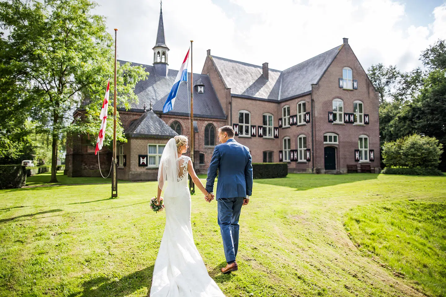 Bruidsfotografie in de tuin van Klooster Bethlehem