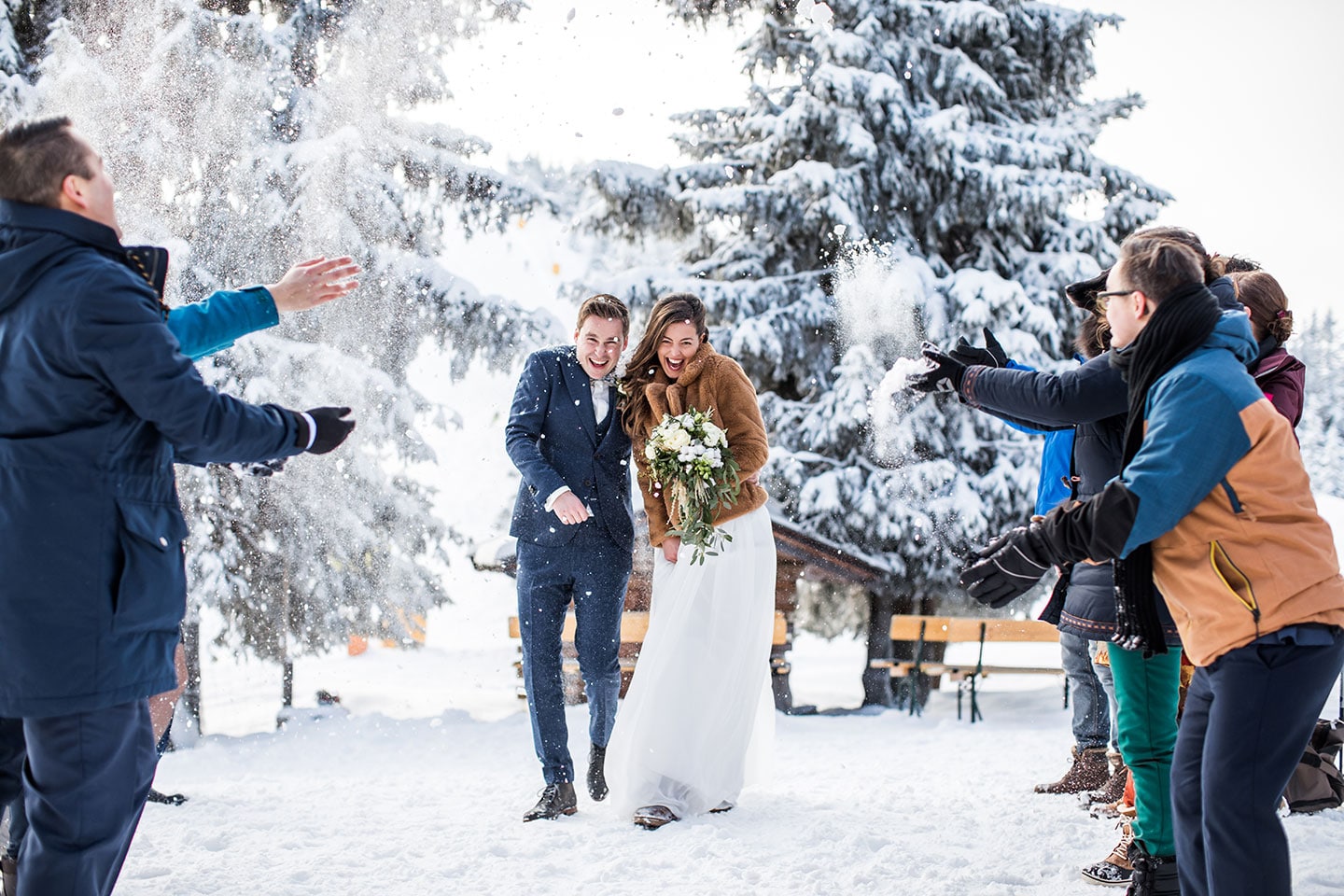 Ceremonie in de sneeuw in Oostenrijk tijdens een bruiloft in Tirol