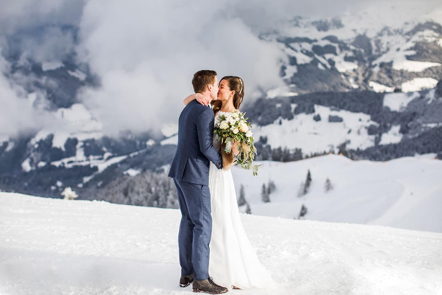 Bruidspaar tijdens bruidsfotografie in de sneeuw in Oostenrijk