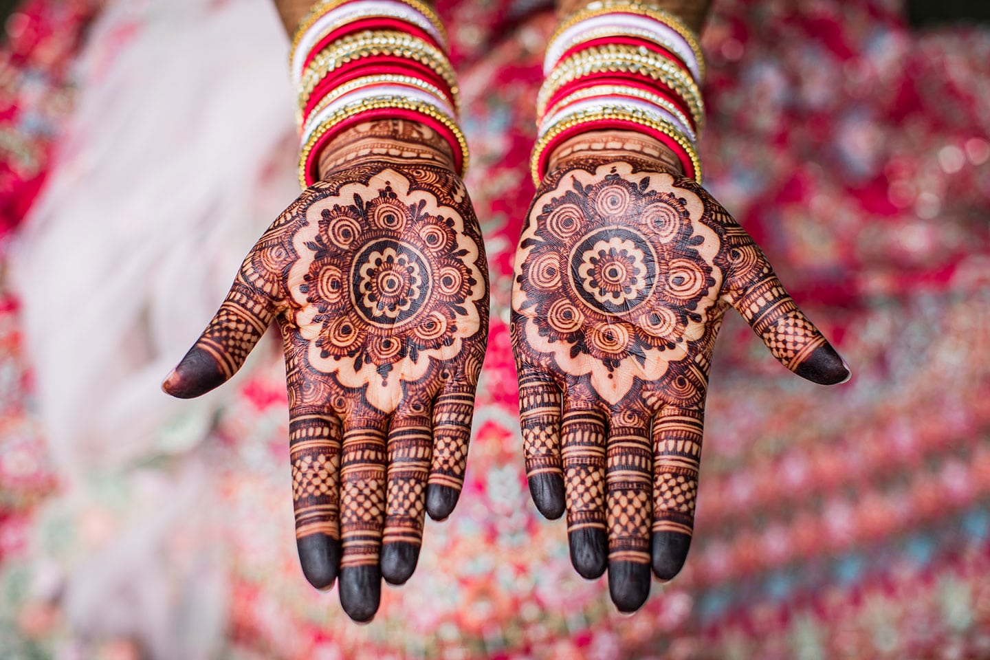 Henna tatoeage tijdens een bruiloft