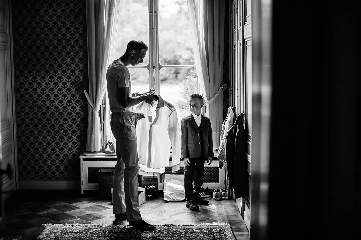 Vader en zoon tijdens bruiloft bij Orangerie Mattemburgh
