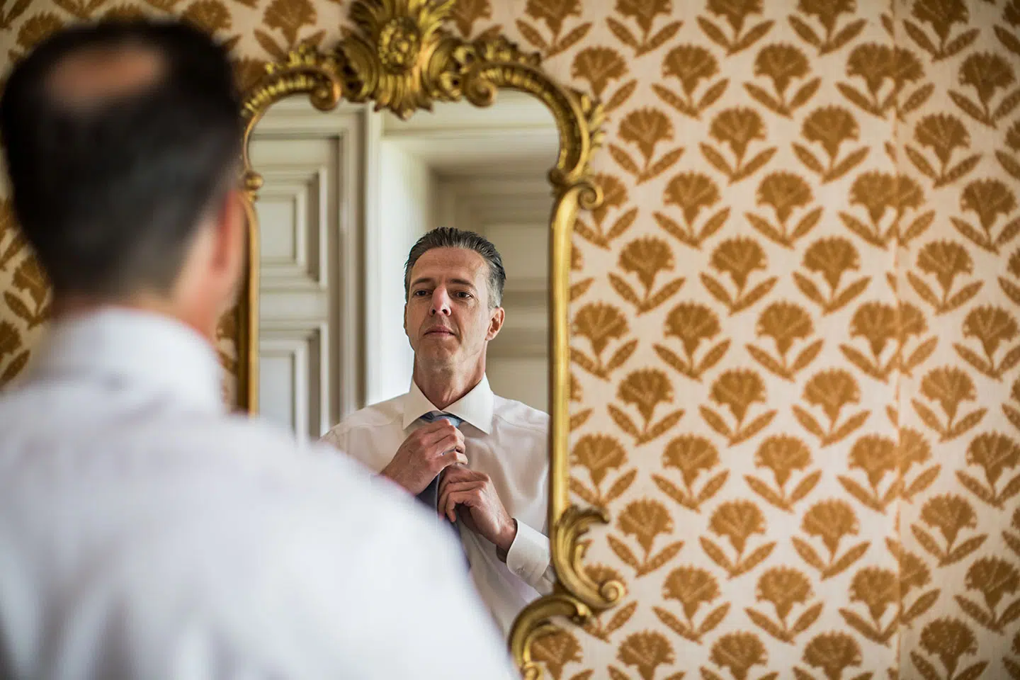 Bruidegom maakt zich klaar voor bruiloft bij Orangerie Mattemburgh