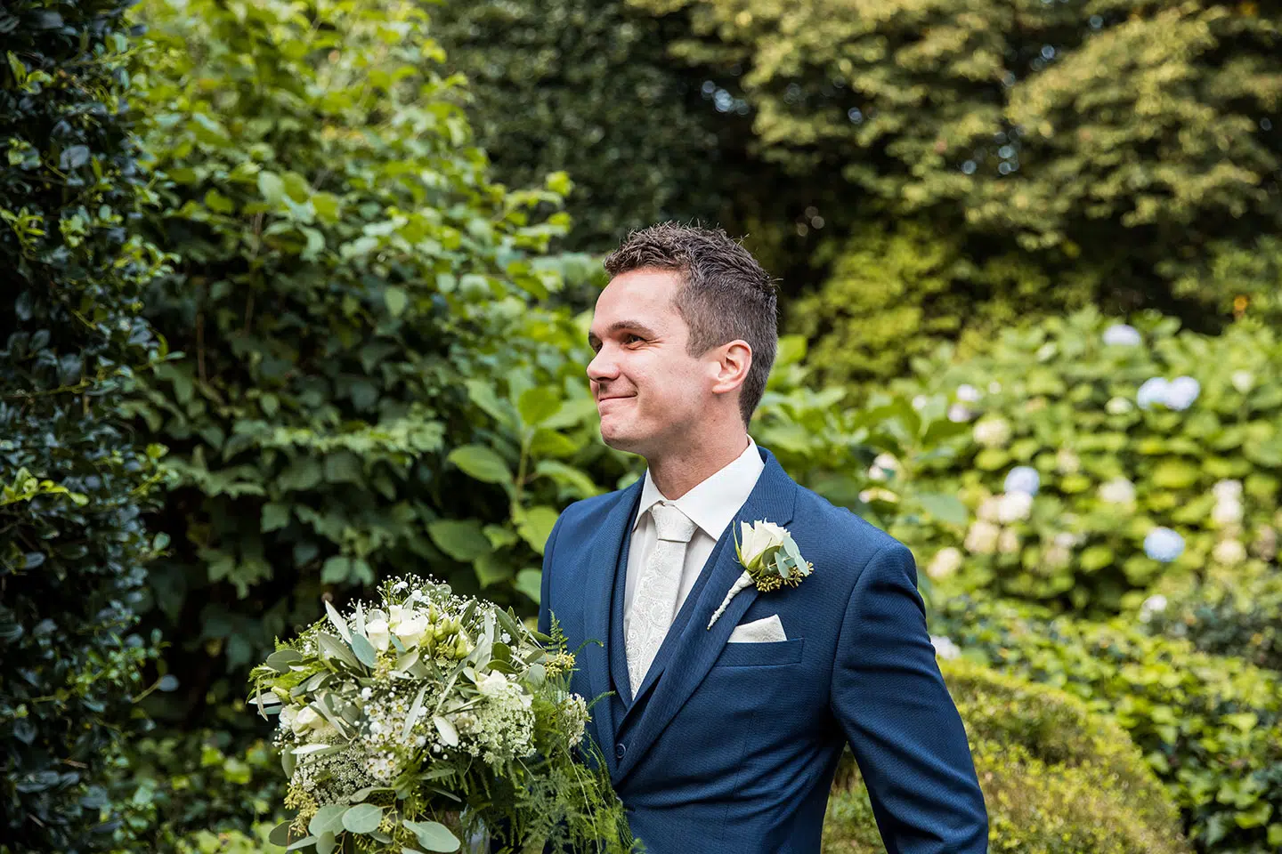 Ceremonie bruiloft in eigen tuin