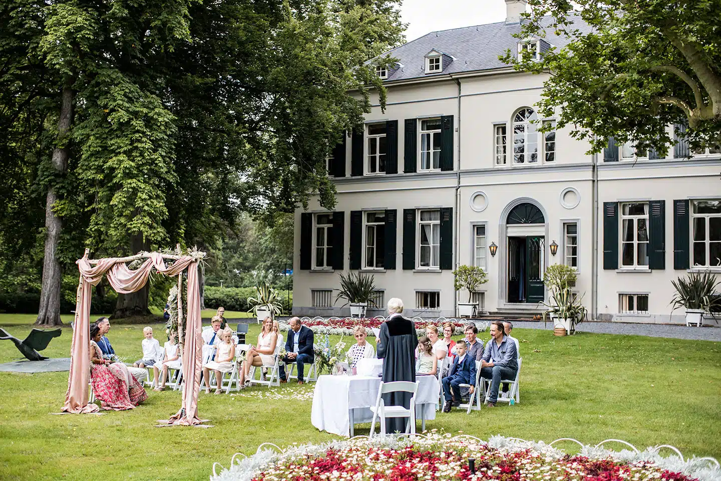 Buiten trouwen in de tuin van Orangerie Mattemburgh