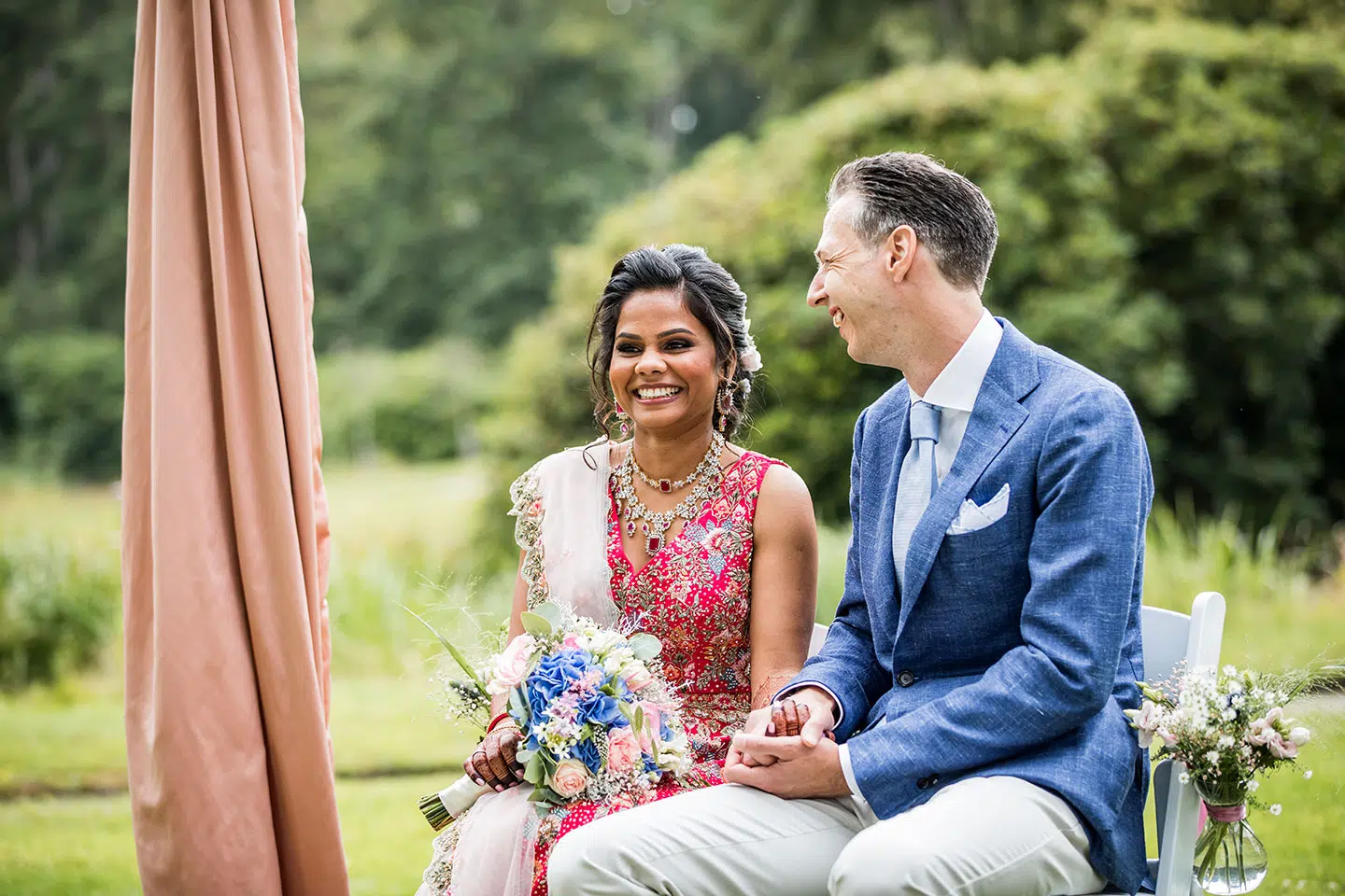 Ceremonie in de tuin van Orangerie Mattemburgh tijdens een bruiloft