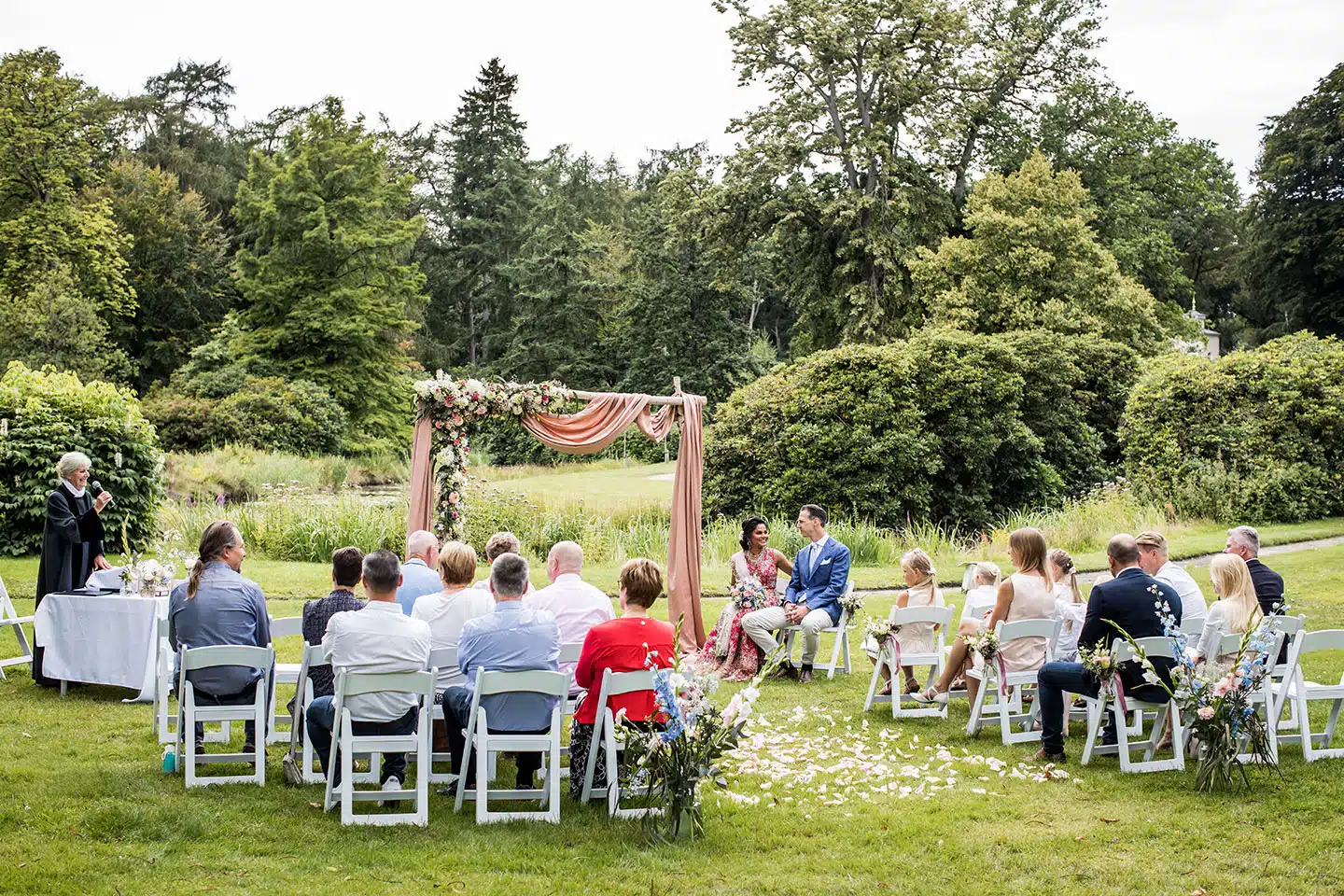 Huwelijk buiten in de tuin van Orangerie Mattemburgh