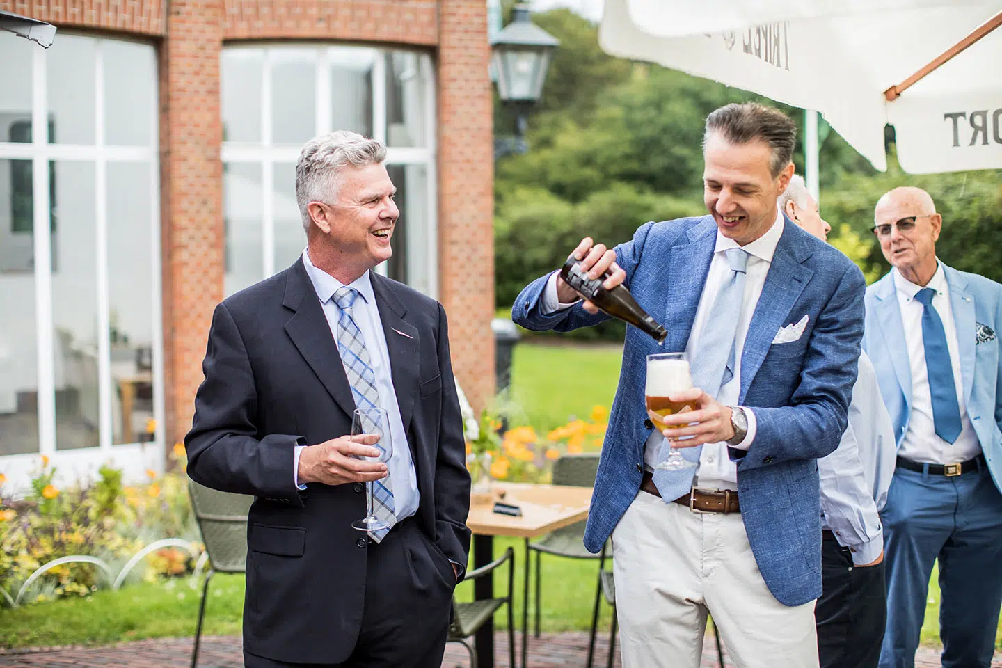 Borrel tijdens een bruiloft in de tuin van Orangerie Mattemburgh
