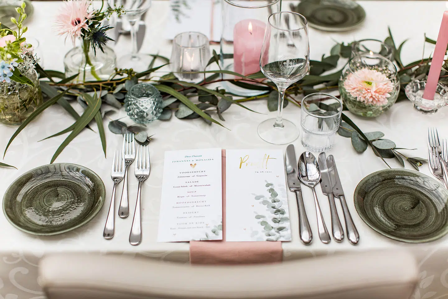 Bruidsdiner met eucalyptus decoratie