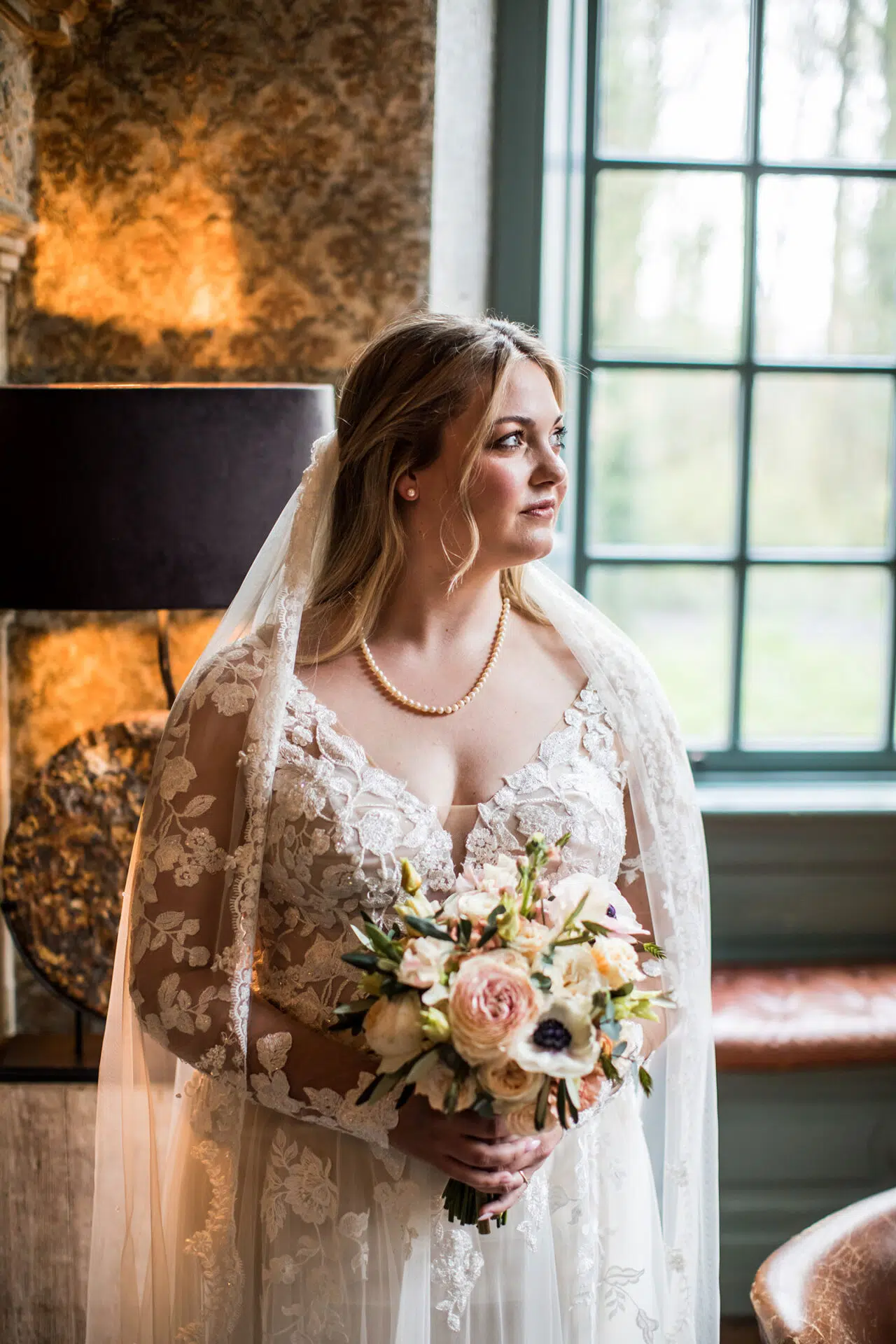 Bruidsreportage bruid bij Kasteel Wijenburg