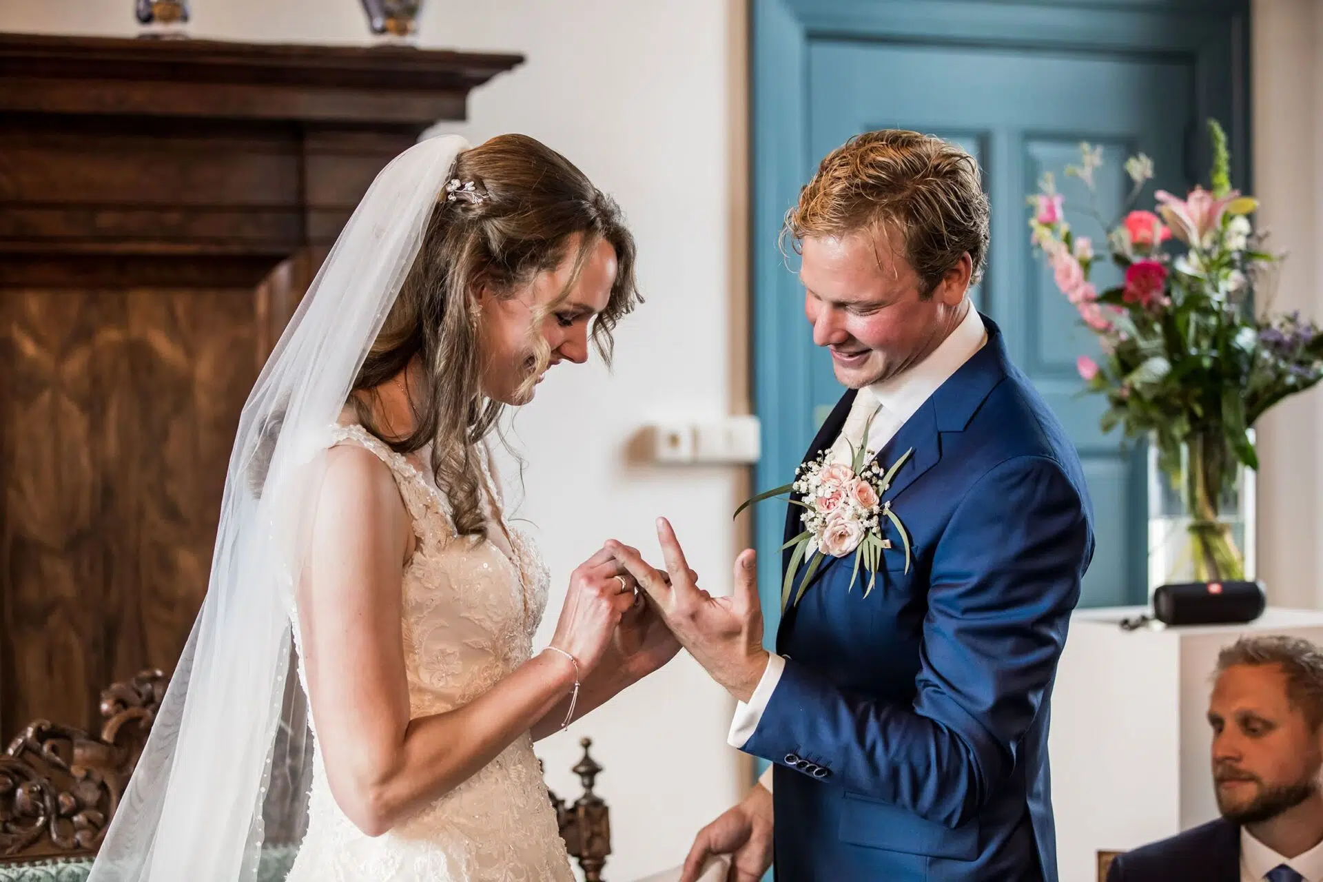Bruidspaar geeft elkaar het ja-woord tijdens een bruiloft bij Kasteel Ammersoyen