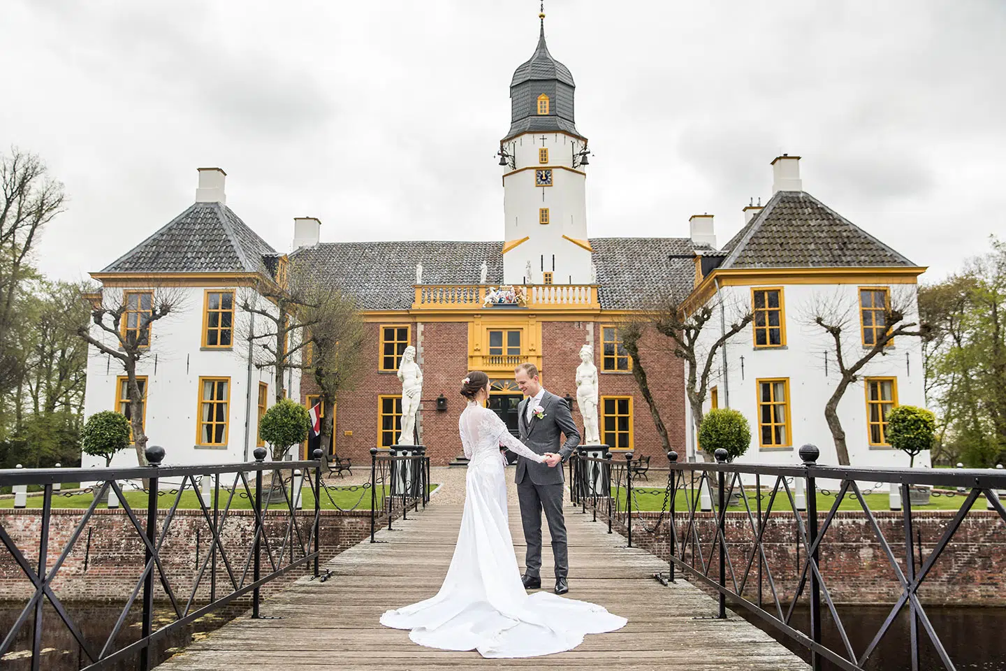 Trouwen bij Landgoed de Fraeylemaborg bruidsfotograaf