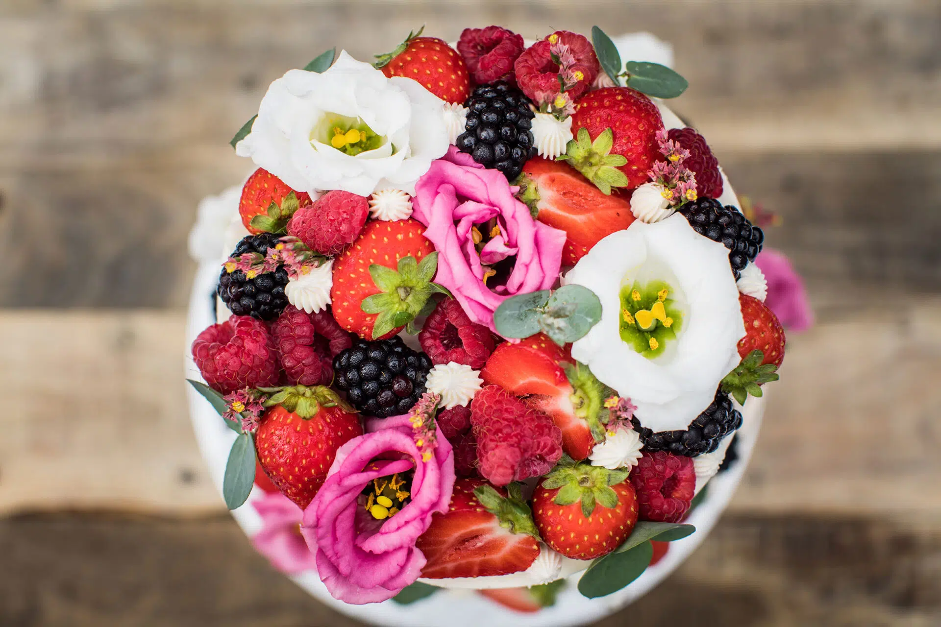 Bruidstaart met bloemen en fruit