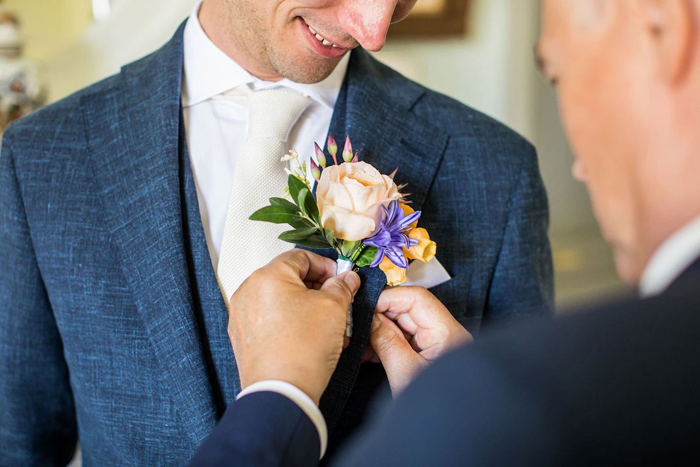 Corsage met bloemen tijdens huwelijk bij Kasteel Tongelaar