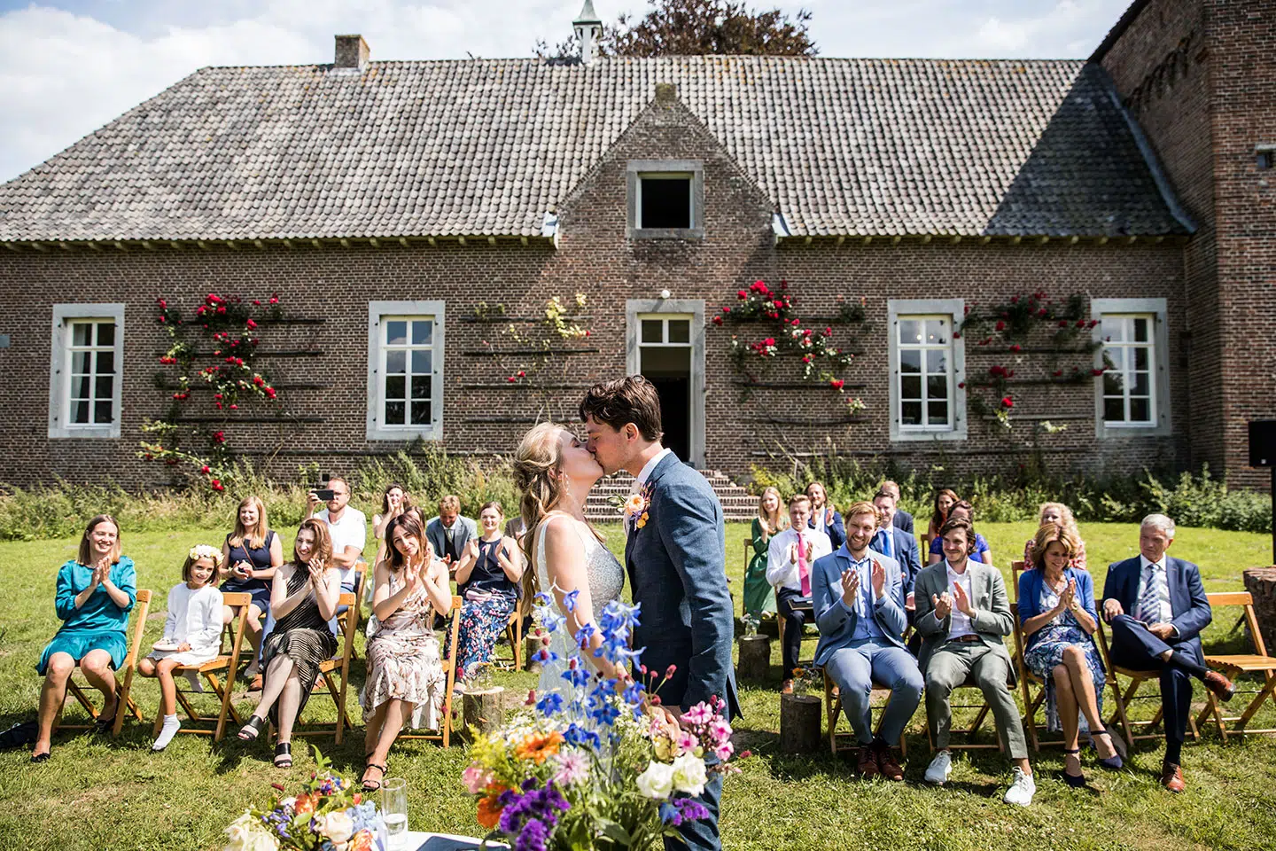 Ceremonie van een bruiloft bij Kasteel Tongelaar