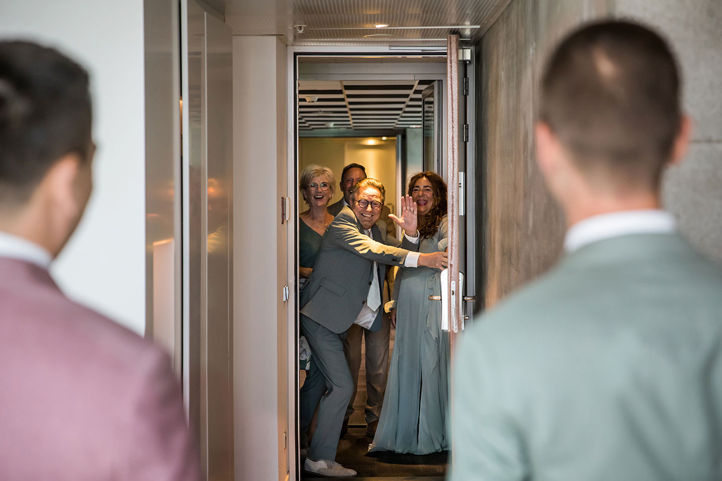 Familie ziet bruidspaar tijdens bruiloft in nHow hotel Rotterdam