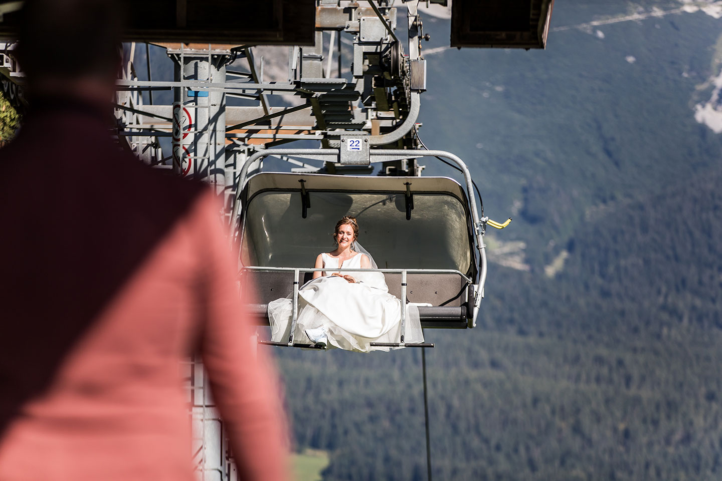 Bruid komt aan in een skilift tijdens bruiloft in Oostenrijk
