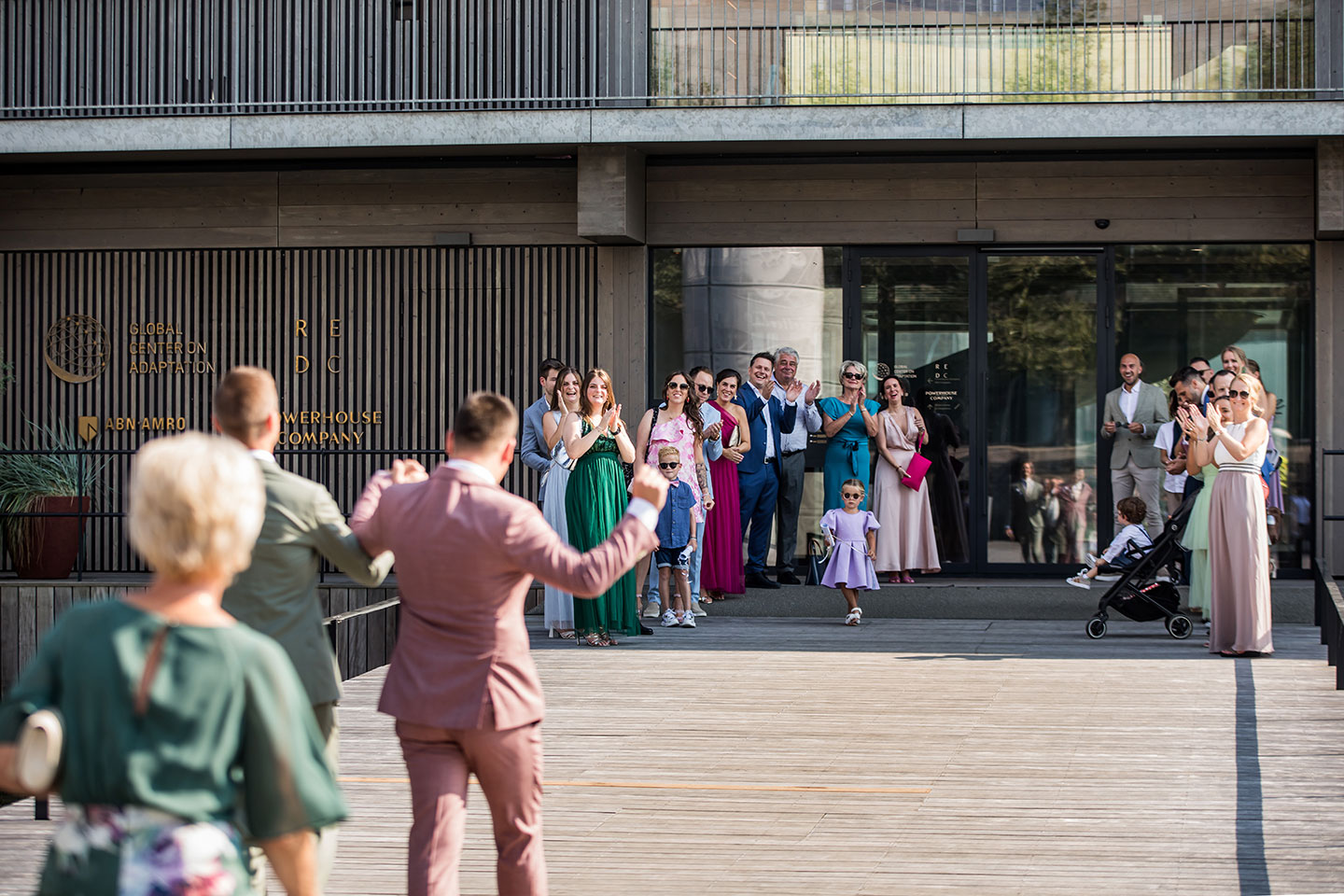 Bruidspaar komt aan bij Putaine in Rotterdam voor een borrel tijdens hun bruiloft