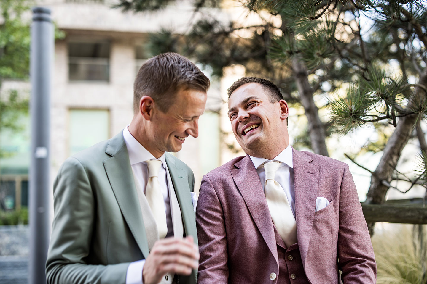 Homo koppel tijdens trouwfotografie in Rotterdam