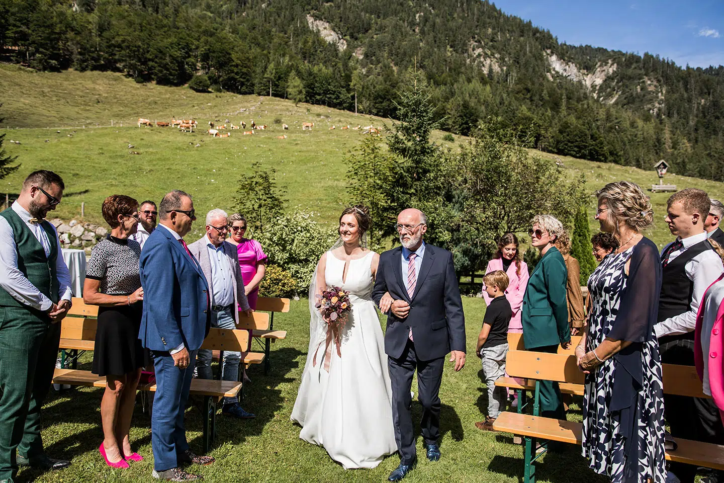Buiten trouwen in Oostenrijk in de zomer