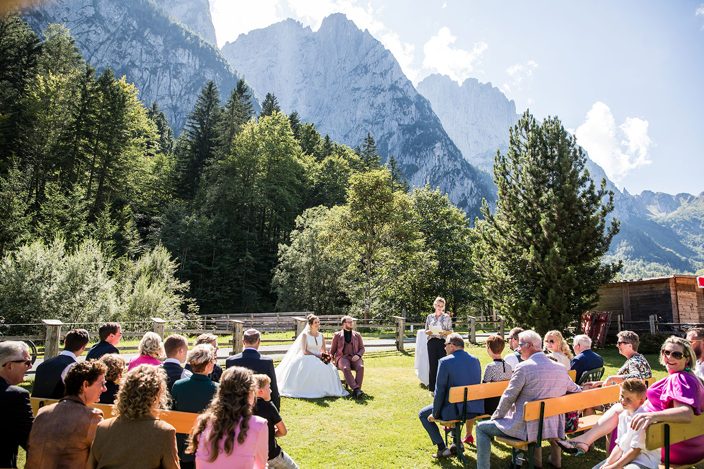 Ceremonie in de buitenlucht in de bergen van Tirol, Oostenrijk