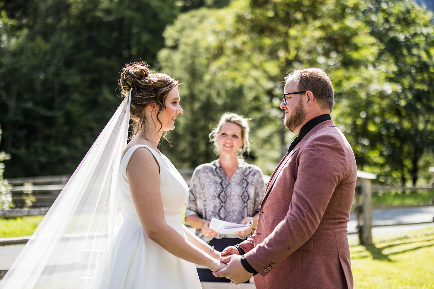 Bruidspaar geeft elkaar het ja-woord tijdens een bruiloft in Oostenrijk in de zomer