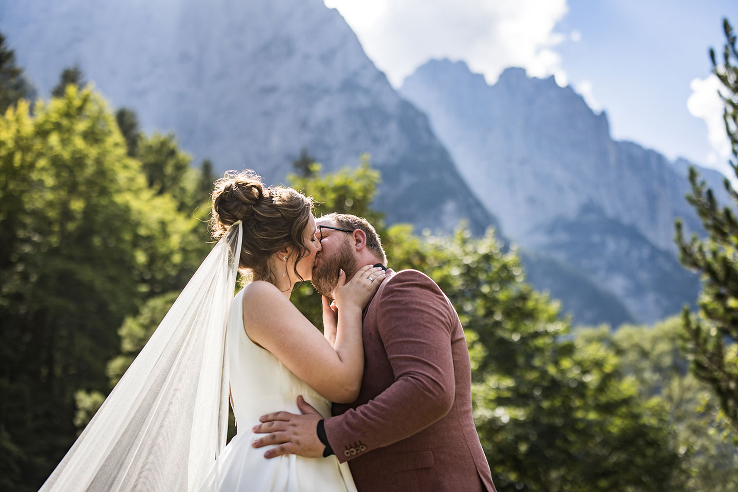 Trouwceremonie in de Oostenrijkse bergen van Tirol