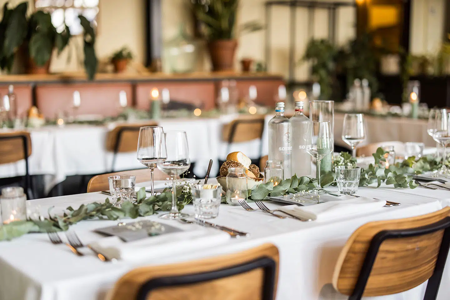 Diner opstelling tijdens een bruiloft bij Dudok aan de Maas in Rotterdam