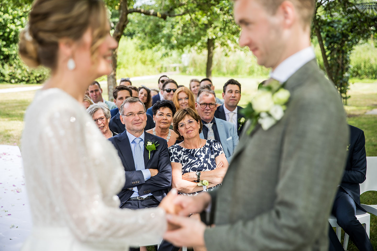 Bruidsreportage bruiloft buiten in Haarlem