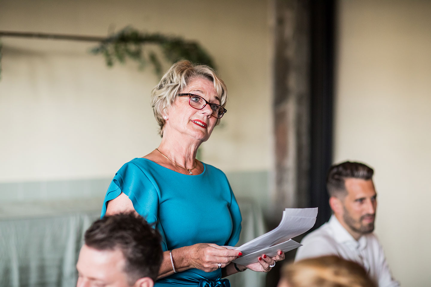 Moeder geeft speech tijdens bruiloft bij Dudok aan de Maas in Rotterdam