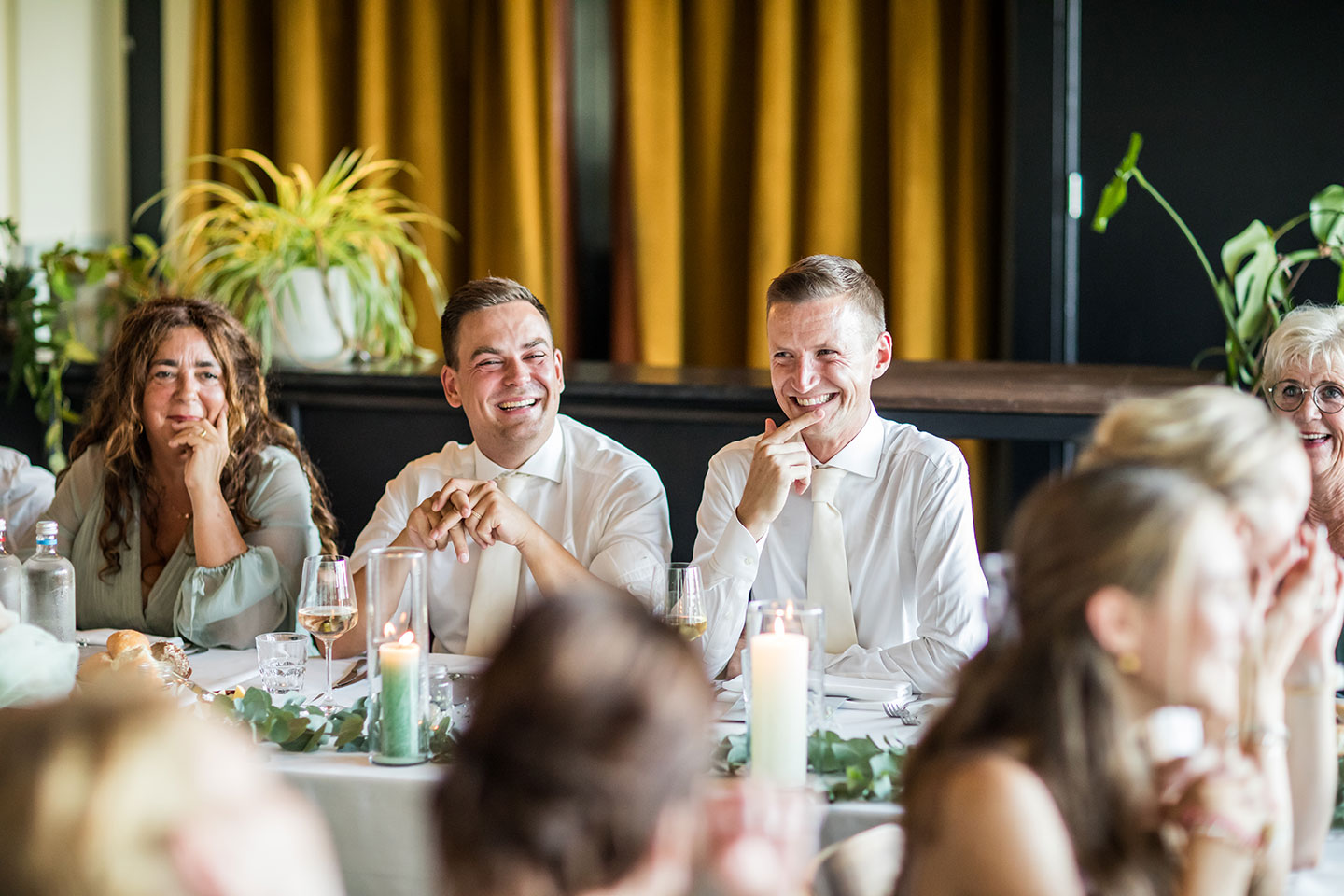 Bruidspaar met gasten tijdens een bruiloft bij Dudok aan de Maas in Rotterdam