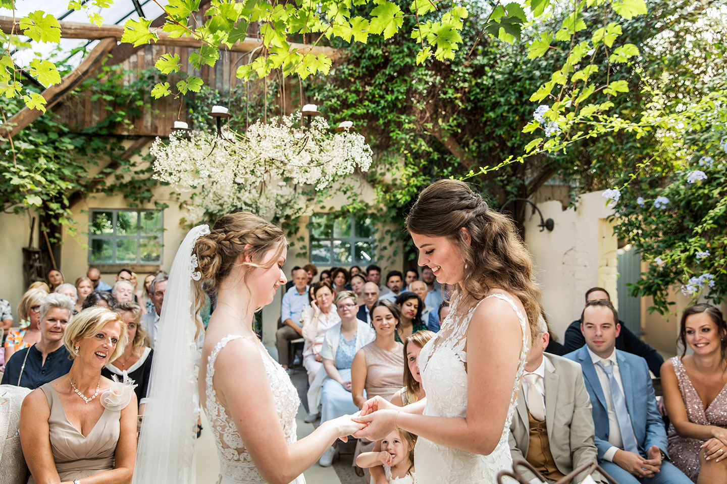 Ceremonie bruiloft bij Domaine d'Heerstaayen van twee lesbische vrouwen