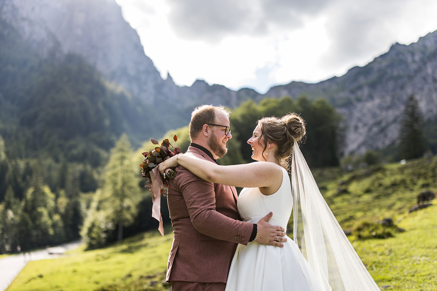 Bruidspaar tijdens fotoshoot van hun bruiloft in Oostenrijk