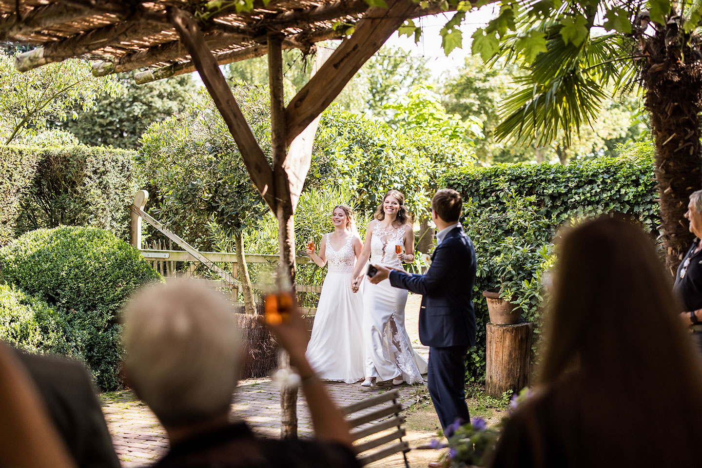Bruidjes komen aan bij de receptie van hun bruiloft bij Domaine d'Heerstaayen